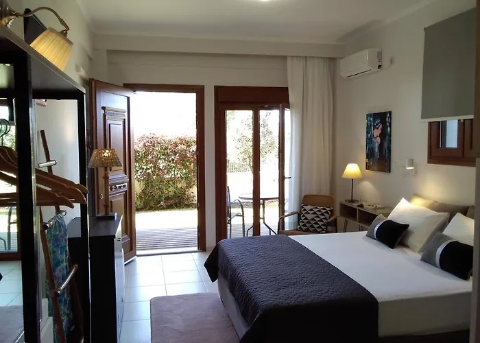 Adelais Tsoukaladhes